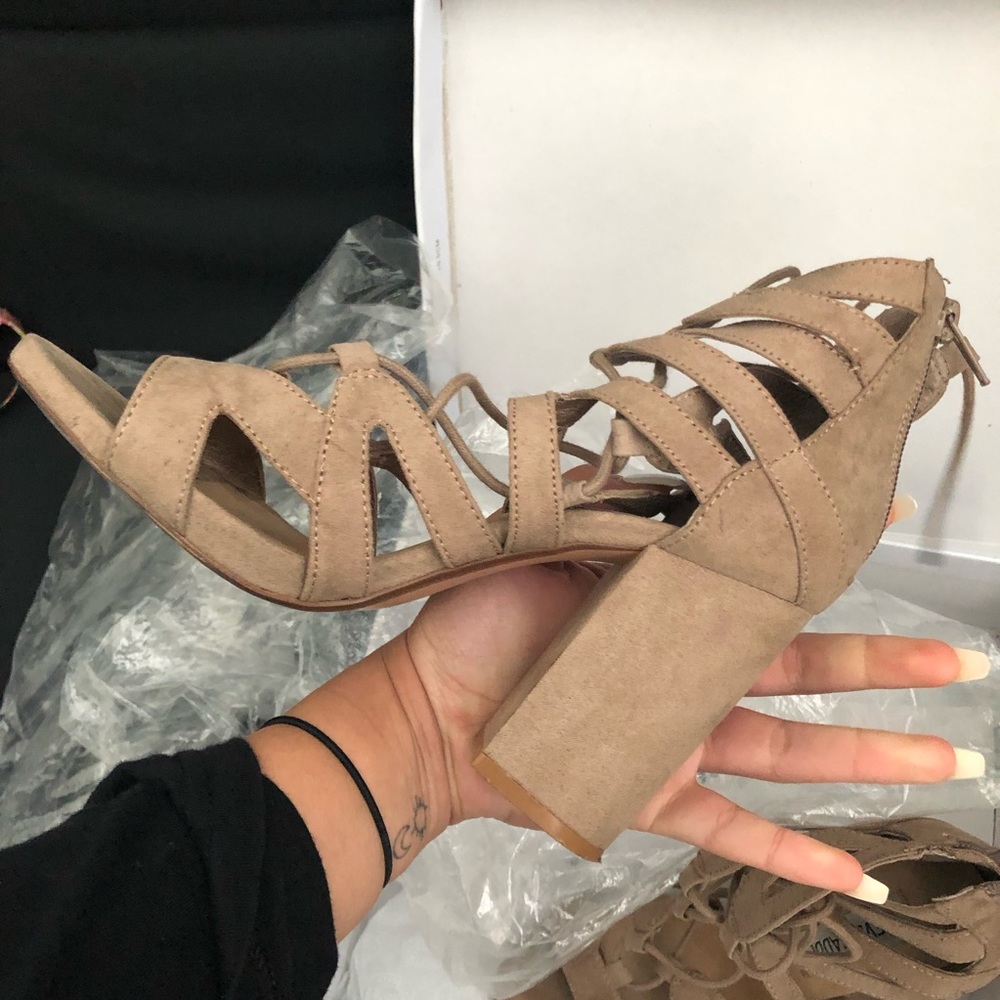 (Sold on mërcari )Steve Madden Taupe heels size 6